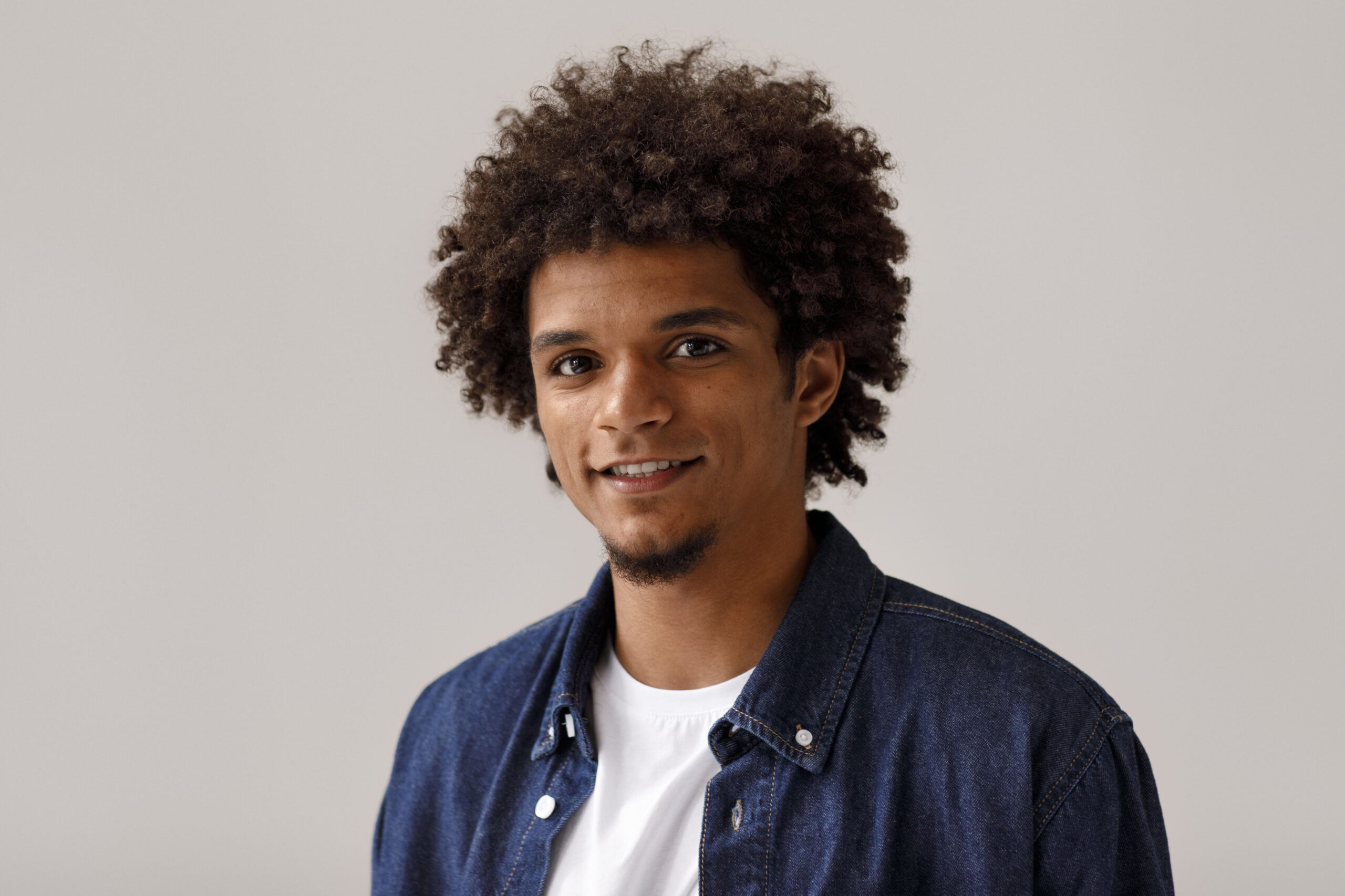 medium-shot-man-with-afro-hairstyle